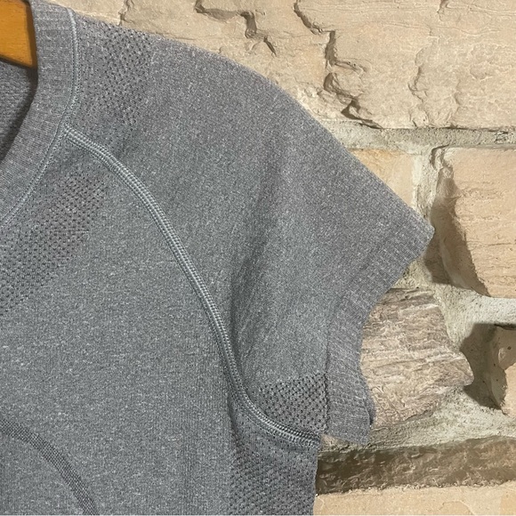 Lululemon Swiftly Tech Short-Sleeve Shirt Hip length Women’s Sz 8 Heather Gray - Picture 5 of 8